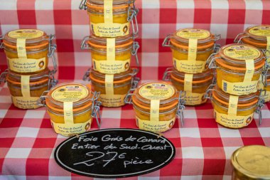 Güzel, Fransa - 20 Mayıs 2024: Foie gras, bütün ördek ciğeri kavanozlarda satılık, Cours Saleya provencal çiftçi pazarı Old Town 'da