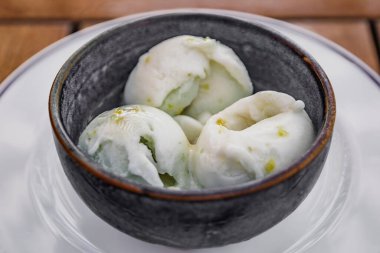 Coupe Albay tatlı, Fransa 'nın Nice şehrinde küçük bir kasede votka ile servis edilen limonlu dondurma.