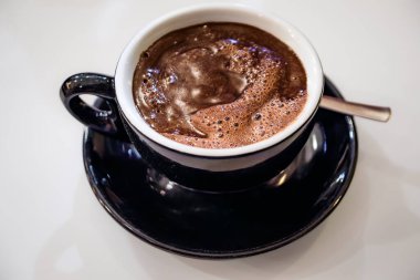 Bir fincan kalın ve kremalı sıcak çikolata Eski Şehir 'de ya da Fransa' nın Nice şehrindeki Vieille Ville 'de küçük bir özel kafede servis edilir.