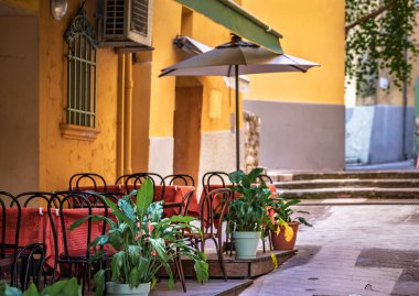 Al fresco müşterileri Eski Şehir 'de ya da Fransa' nın güneyindeki Nice Vieille Ville 'de bekliyor.