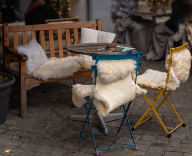 Kırsal açık hava restoranı, rahat kürklü kış harikalar diyarı masaları Noel 'de İsviçre, Zürih' te müşterileri bekliyor.