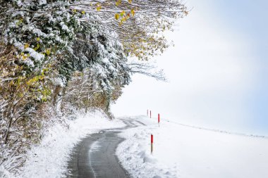 Kırsal yol sürüldü, Aeugst am Albis, İsviçre 'nin köyünde kardan temizlendi, Zürih yakınlarındaki yoğun kar yağışı sonrası manzara, yol güvenliği