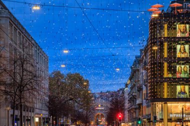 Zürih, İsviçre - 21 Aralık 2024: İkonik Lucy, Noel tatili sezonu boyunca Bahnhofstrasse 'yi aydınlatıyor.