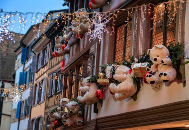 Fransa 'nın Strazburg kentindeki Noel Pazarı sırasında tarihi yarı keresteli evlerin süsleri ve oyuncak ayı süslemeleri.
