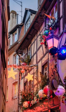 Fransa 'nın Strazburg kentinin Grande Ile semtinde Noel Pazarı sırasında yarı keresteli evlerin olduğu bir caddeyi aydınlatan festival ışıkları dizileri