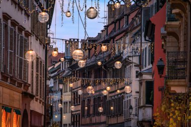 Fransa 'nın Strazburg kentinin Grande Ile semtinde Noel Pazarı sırasında yarı keresteli evlerin olduğu bir caddeyi aydınlatan festival ışıkları dizileri