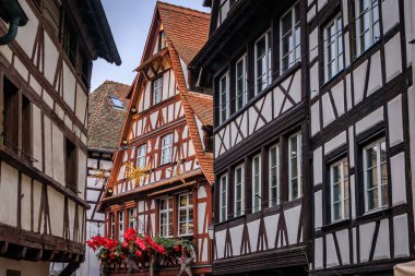 Fransa 'nın Strazburg kentindeki Noel Pazarı' nda şenlik dekorasyonları, melek süslemeleri ve arka planda tarihi yarım ahşap evler.