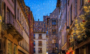 Fransa 'nın Strazburg kentinin Grande Ile semtinde Noel Pazarı sırasında yarı keresteli evlerin olduğu bir caddeyi aydınlatan festival ışıkları dizileri