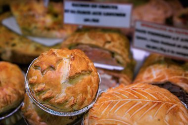 Geleneksel Tourte de Colmar, Fransa 'nın Colmar kentindeki Noel pazarında ağırlıkla satılan, fırında pişirilmiş lezzetli turta.