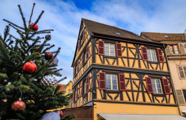 Fransa 'nın Alsace, Colmar kentindeki Küçük Venedik Kasabası' ndaki Noel Pazarı sırasında tarihi yarım ahşap evlerin şenlik süslemeleri ve süslemeleri.