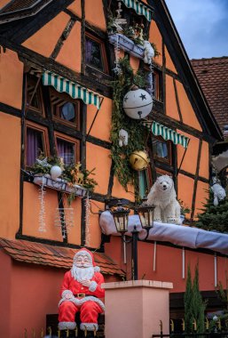 Fransa 'nın Alsace, Colmar kentindeki Küçük Venedik Kasabası' ndaki Noel Pazarı sırasında tarihi yarım ahşap evlerin şenlik süslemeleri ve süslemeleri.
