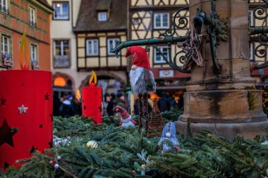 Fransa 'nın Alsace, Colmar kentindeki Küçük Venedik Kasabası' ndaki Noel Pazarı sırasında tarihi yarım ahşap evlerin şenlik süslemeleri ve süslemeleri.