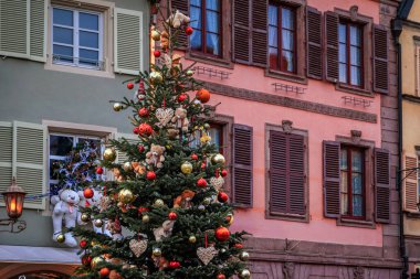 Fransa 'nın Alsace, Colmar kentindeki Küçük Venedik Kasabası' ndaki Noel Pazarı sırasında tarihi yarım ahşap evlerin şenlik süslemeleri ve süslemeleri.