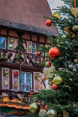 Fransa 'nın Alsace, Colmar kentindeki Küçük Venedik Kasabası' ndaki Noel Pazarı sırasında tarihi yarım ahşap evlerin şenlik süslemeleri ve süslemeleri.