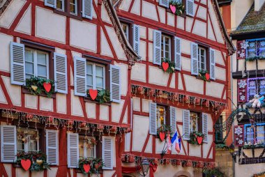 Fransa 'nın Alsace, Colmar kentindeki Küçük Venedik Kasabası' ndaki Noel Pazarı sırasında tarihi yarım ahşap evlerin şenlik süslemeleri ve süslemeleri.