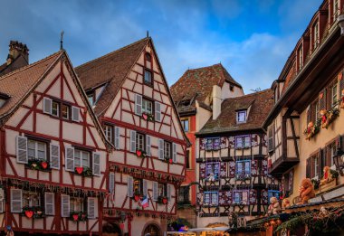 Fransa 'nın Alsace, Colmar kentindeki Küçük Venedik Kasabası' ndaki Noel Pazarı sırasında tarihi yarım ahşap evlerin şenlik süslemeleri ve süslemeleri.