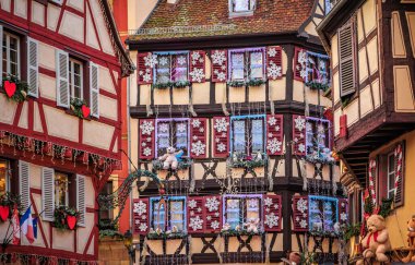 Fransa 'nın Alsace, Colmar kentindeki Küçük Venedik Kasabası' ndaki Noel Pazarı sırasında yarım ahşap evlerdeki şenlikli süslemeler ve oyuncak ayılar.