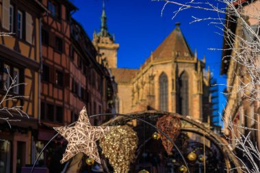 Fransa 'nın Alsace, Colmar kentindeki Küçük Venedik Kasabası' ndaki Noel Pazarı sırasında tarihi yarım ahşap evlerin şenlik süslemeleri ve süslemeleri.