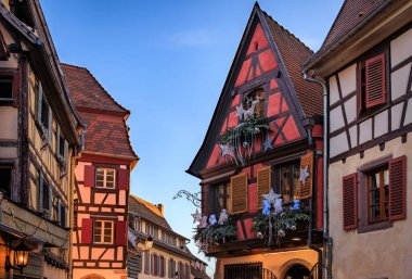 Fransa 'nın Alsace, Colmar kentindeki Küçük Venedik Kasabası' ndaki Noel Pazarı sırasında tarihi yarım ahşap evlerin şenlik süslemeleri ve süslemeleri.