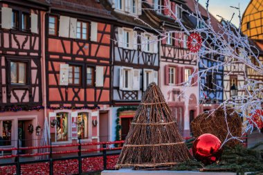 Fransa 'nın Alsace, Colmar kentindeki Küçük Venedik Kasabası' ndaki Noel Pazarı sırasında tarihi yarım ahşap evlerin şenlik süslemeleri ve süslemeleri.