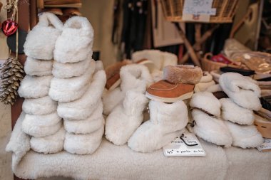 Geleneksel bir Noel Pazarı olan Colmar, Fransa 'da el yapımı saf yün ayakkabılar, hediyeler ve el sanatları satan bir tezgah.