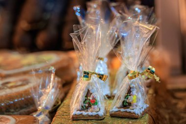 İsviçre 'nin Zürih kentindeki geleneksel Noel Pazarı' nda sergilenen el yapımı zencefilli kurabiye evleri süsleyin.