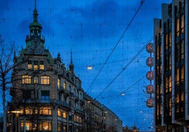 Zürih, İsviçre - 5 Aralık 2025: İkonik Lucy, Noel tatili sezonu boyunca Bahnhofstrasse 'yi aydınlatıyor.