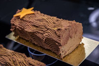 Zengin çikolatalı Buche de Noel pastası ya da Noel kütüğü sergilenen Noel pastası, İsviçre 'nin Zürih kentindeki bir fırında geleneksel bayram tatlısı