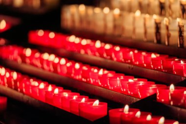 Fransa 'nın Alsace kentindeki Colmar Noel Pazarı' nda büyülü bir sahne olan St. Martin Kilisesi 'nde mumlar yakıldı.