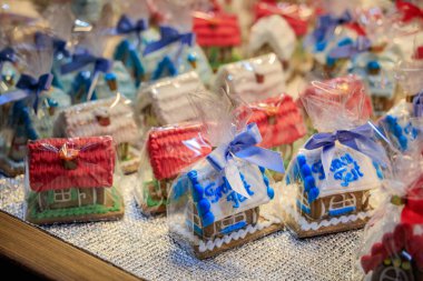 İsviçre 'nin Zürih kentindeki geleneksel Noel Pazarı' nda sergilenen el yapımı zencefilli kurabiye evleri süsleyin.