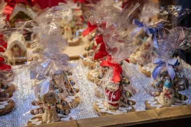 İsviçre 'nin Zürih kentindeki geleneksel Noel Pazarı' nda sergilenen el yapımı zencefilli kurabiye evleri süsleyin.