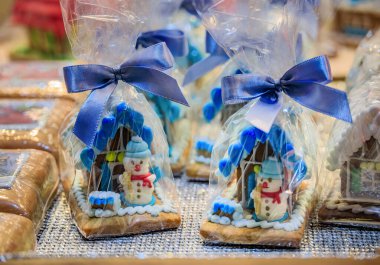 İsviçre 'nin Zürih kentindeki geleneksel Noel Pazarı' nda sergilenen el yapımı zencefilli kurabiye evleri süsleyin.