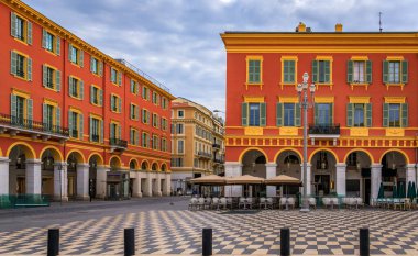 Place Massena 'daki renkli binalar Nice, Fransız Rivierası, Güney Fransa' daki büyük ticari ve kültürel dönüm noktası.
