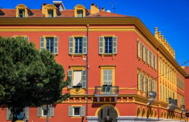 Place Massena 'daki renkli binalar Nice, Fransız Rivierası, Güney Fransa' daki büyük ticari ve kültürel dönüm noktası.