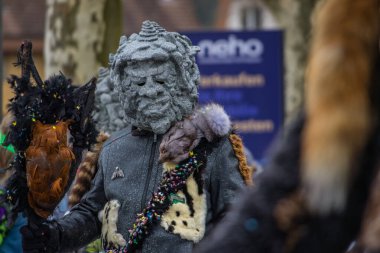 Zug, İsviçre - 1 Mart 2025: Tarihi kentte Fasnacht kış karnavalı geçit törenini şenlik kıyafeti ve maskeli katılımcılar kutladı