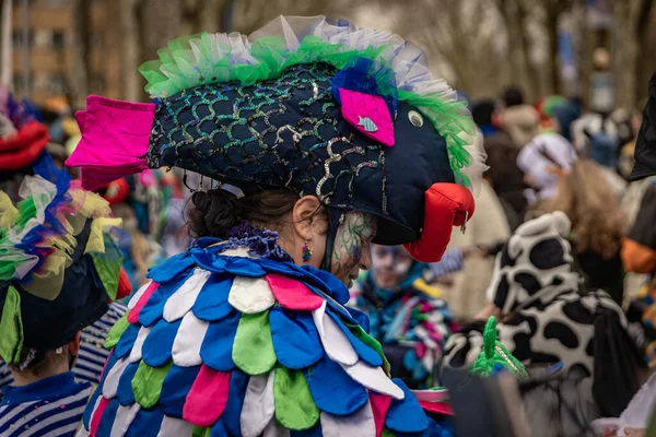 Zug, İsviçre - 1 Mart 2025: Tarihi kentte Fasnacht kış karnavalı geçit törenini şenlik kıyafeti ve maskeli katılımcılar kutladı