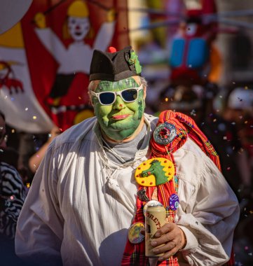 Bern, İsviçre - 8 Mart 2025: Nessie Loch Ness canavar kostümlü Fasnacht kış karnavalı geçit törenini kutluyor