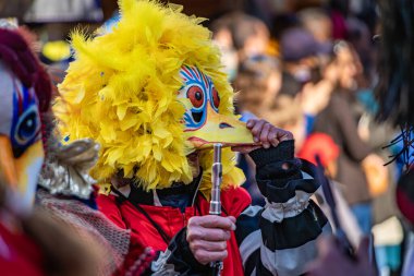 Bern, İsviçre - 8 Mart 2025: Tarihi kentteki Fasnacht kış karnavalı geçit töreninde bir kuş kostümü giymiş