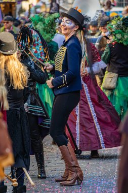 Bern, İsviçre - 8 Mart 2025: Tarihi kentteki Fasnacht kış karnavalı geçit törenine kostümlü katılan katılımcı