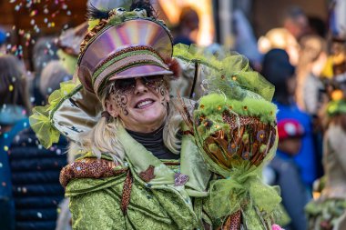 Bern, İsviçre - 8 Mart 2025: Tarihi kentteki Fasnacht kış karnavalı geçit törenine kostümlü katılan katılımcı