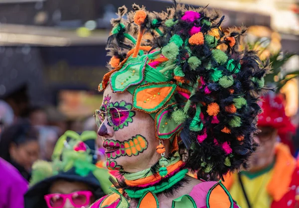 Bern, İsviçre - 8 Mart 2025: Tarihi kentteki Fasnacht kış karnavalı geçit törenine kostümlü katılan katılımcı