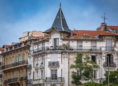 Nice, Fransa 'daki Old Town Vielle Ville sokaklarında süslü metal işleri ve panjurları olan eski geleneksel evlerin cepheleri. Sokak isimleriyle işaretler