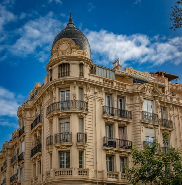 Nice, Fransa 'daki Old Town Vielle Ville sokaklarında süslü metal işleri ve panjurları olan eski geleneksel evlerin cepheleri. Sokak isimleriyle işaretler