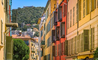 Eski Şehir 'de bir sokakta geleneksel Akdeniz evleri, Nice' te Vieille Ville, Fransa 'nın güneyinde veya Fransız Rivierası' nda