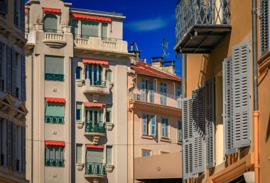 Akdeniz ev cephesi terracotta renklerinde, Nice, Güney Fransa, Fransız Riviera 'sında geleneksel panjurlu pencereler