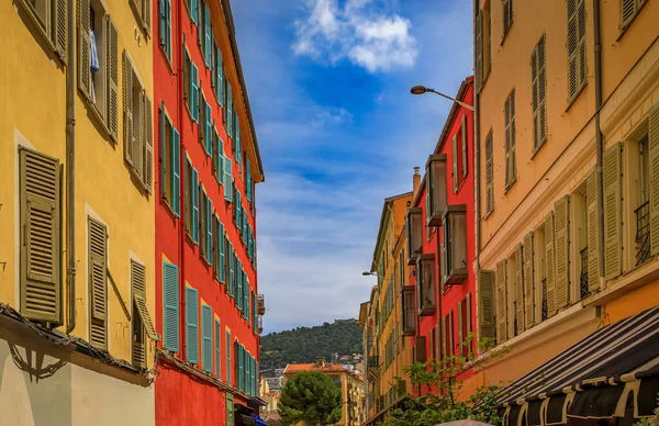 Akdeniz ev cephesi terracotta renklerinde, Nice, Güney Fransa, Fransız Riviera 'sında geleneksel panjurlu pencereler