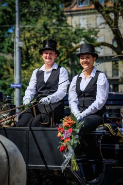 Zürih, İsviçre - 28 Nisan 2025: Sechselauten geçit töreninde geleneksel tarihi kostümlü lonca üyeleri, baharın gelişini kutluyorlar