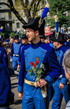 Zürih, İsviçre - 28 Nisan 2025: Sechselauten geçit töreninde geleneksel tarihi kostümlü lonca üyeleri, baharın gelişini kutluyorlar