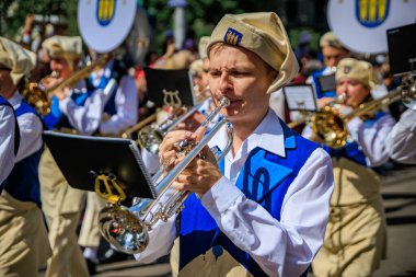 Zürih, İsviçre - 28 Nisan 2025: Sechselauten geçit töreninde geleneksel tarihi kostümlü lonca üyeleri, baharın gelişini kutluyorlar