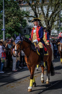 Zürih, İsviçre - 28 Nisan 2025: Sechselauten geçit töreninde geleneksel tarihi kostümlü lonca üyeleri, baharın gelişini kutluyorlar